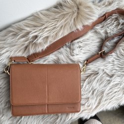 LIVE Carrie Crossbody skind