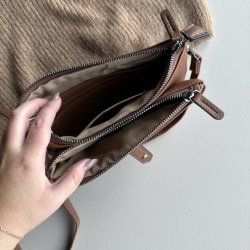 Clutch med crossbody rem