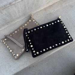 Clutch/crossbody med nitter Skind