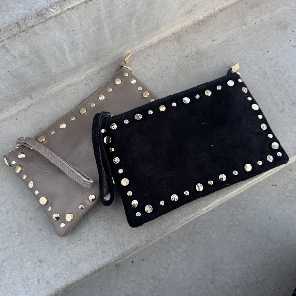 Clutch/crossbody med nitter Skind