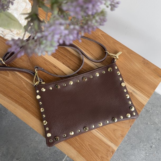 Clutch/crossbody med nitter Skind