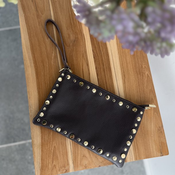 Clutch/crossbody med nitter Skind