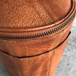 Strikketaske /toilettaske Saturn lder cognac