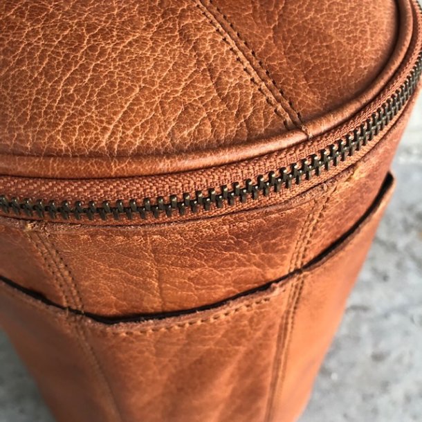 Strikketaske /toilettaske Saturn lder cognac