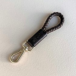 Kort nglesnor til nglering COW - flettet skind kaffe