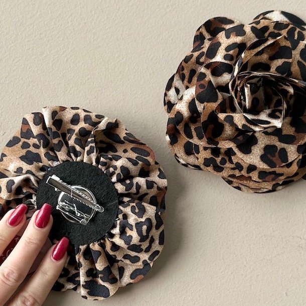 Stor broche / hrspnde blomst leo