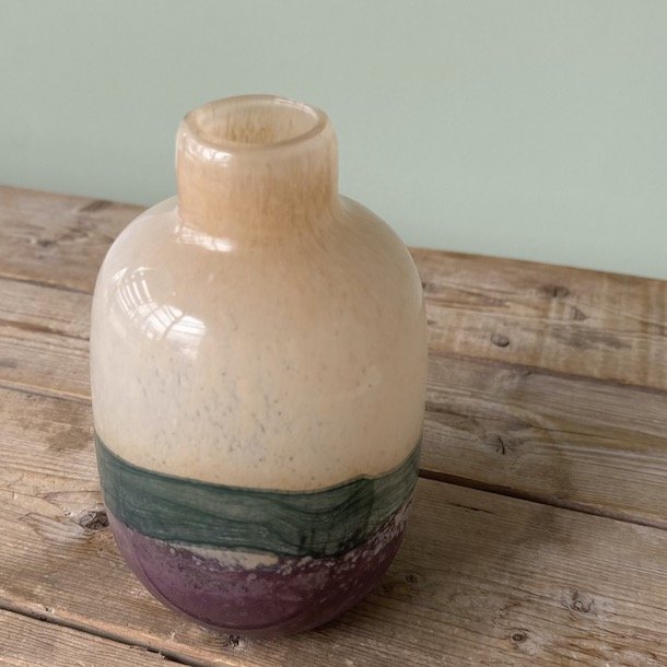 Vase med striber creme/bl/lilla