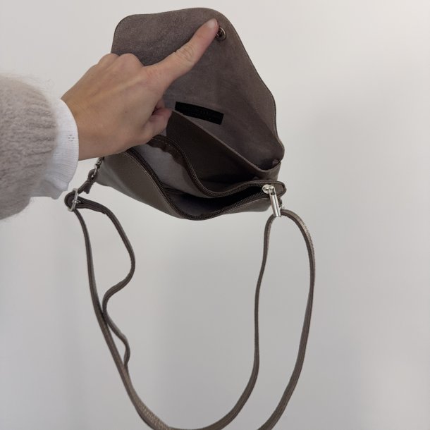 Crossbody clutch skind