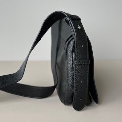 Crossbody med klap sort