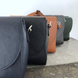 Crossbody med klap strukturskind