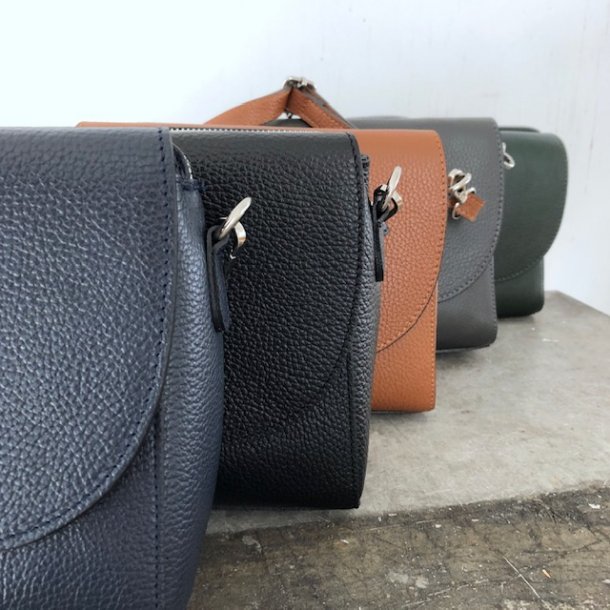 Crossbody med klap strukturskind