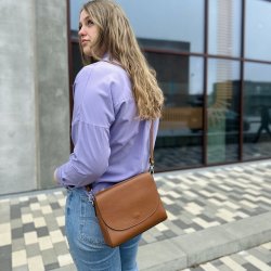 Crossbody med klap strukturskind