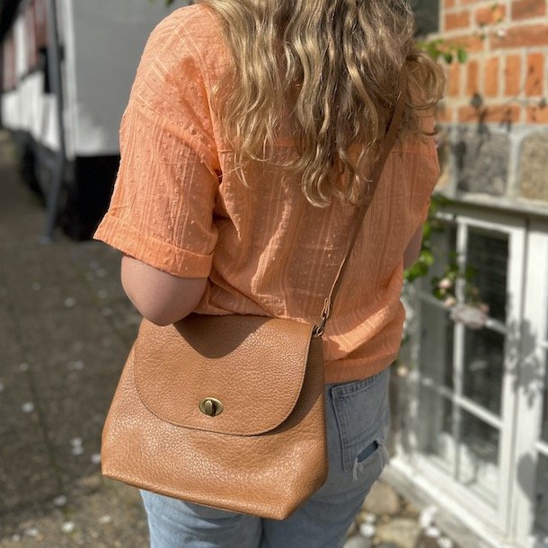 Crossbody med klap