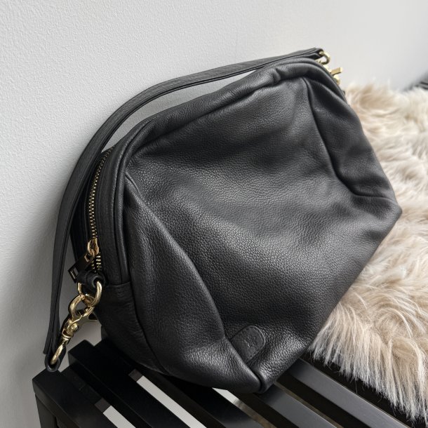 Judith crossbody sort Skind