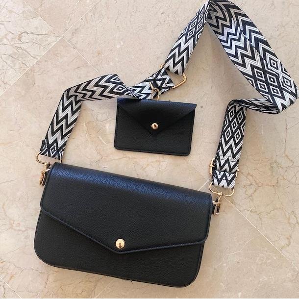 Lille crossbody sort med trendrem