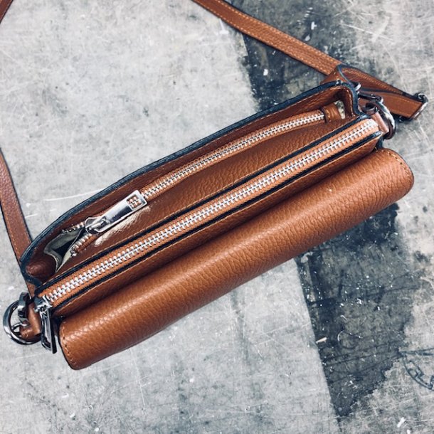 Crossbody med klap strukturskind
