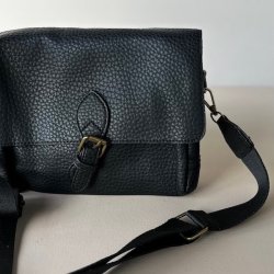 Crossbody med 3 rum