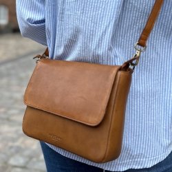 Crossbody med klap Brienno Kernelder