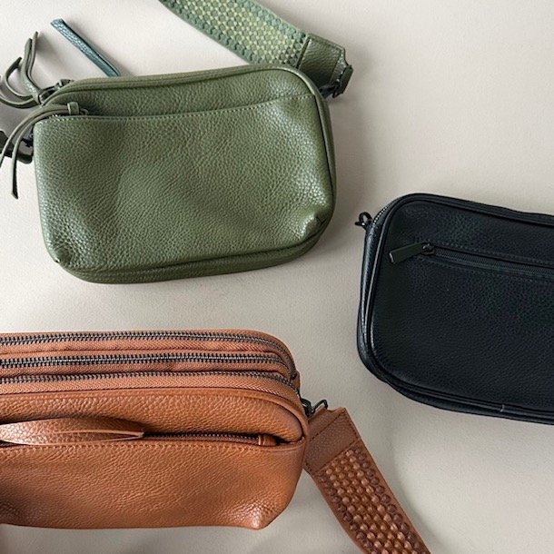 Crossbody med trendrem og mange rum