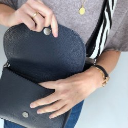 Crossbody med klap strukturskind