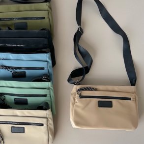 Crossbody m. 4 rum nylon