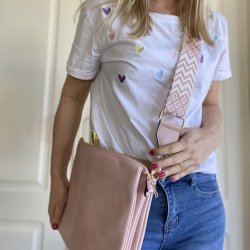 Crossbody med mange rum og trendrem