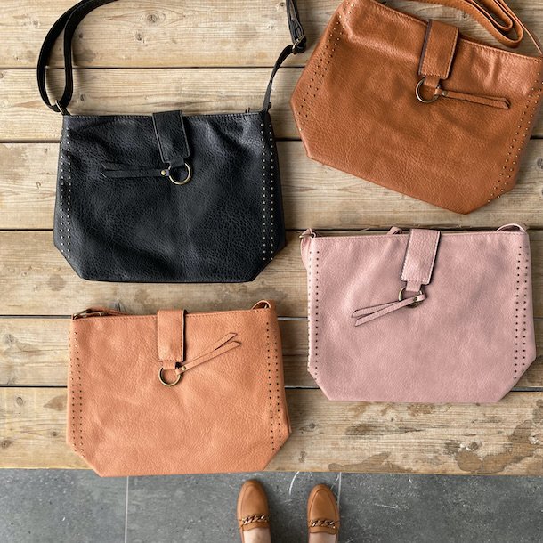 Crossbody med nitter