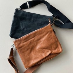 Crossbody med kanvas rem og mange rum