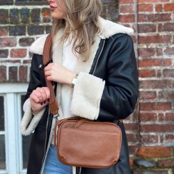 Crossbody med trendrem og mange rum