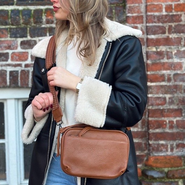 Crossbody med trendrem og mange rum