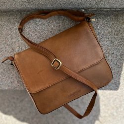 Crossbody med klap Brienno Kernelder