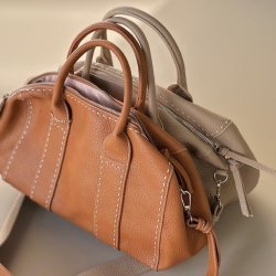 Hndtaske m. skulderrem 