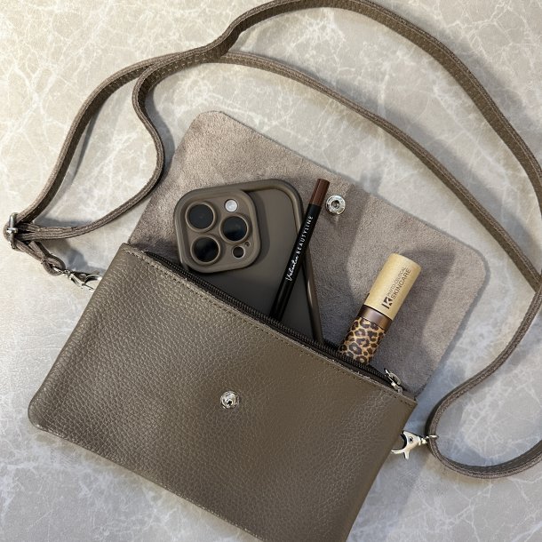 Crossbody clutch skind