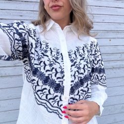 Hvid skjorte med broderi fall flower str. S-xl