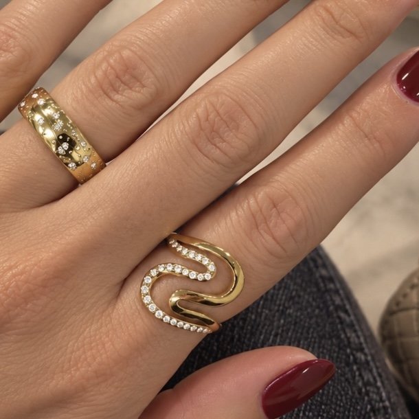 Fingerring CLAIRE WAVY 18 K. PVD guld belagt