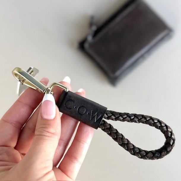 Kort nglesnor til nglering COW - flettet skind kaffe