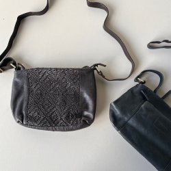 Crossbody flet skind