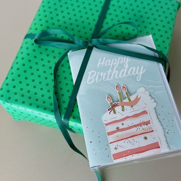 Happy birthday kort med glimmer og konvolut