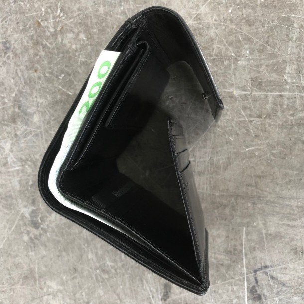 Tre-fljet pung skind