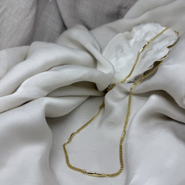 Halsk�de ELARA forgyldt s�lv