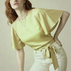 Aura satinbluse i viskose med matchende b�lte