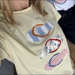 T-shirt med flip flopper 