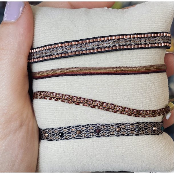 Hndvvet armbnd med perler-  pearl line BT 40