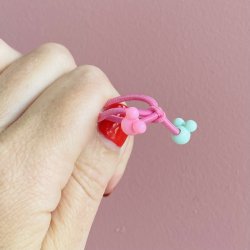 Sm pige hrelastikker med kugler