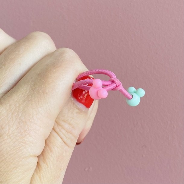 Sm pige hrelastikker med kugler