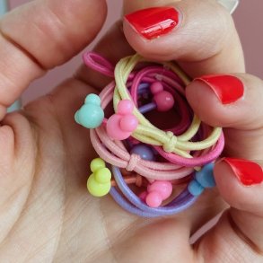 Sm pige hrelastikker med kugler