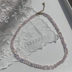 Halsk�de Carla, med glitrende perler