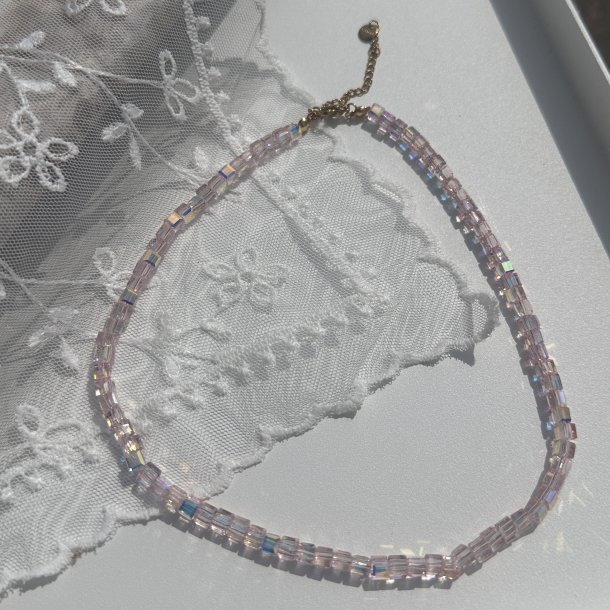Halsk�de Carla, med glitrende perler