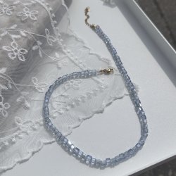 Halsk�de Carla, med glitrende perler