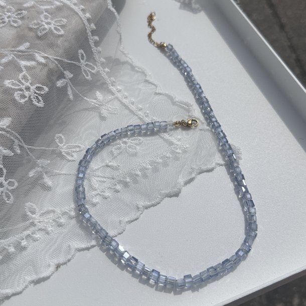 Halsk�de Carla, med glitrende perler